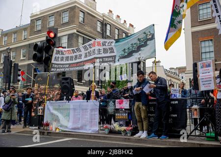 London, Großbritannien. 04.. Juni 2022. Demonstranten versammelten sich während der Demonstration vor der chinesischen Botschaft. Hongkongers, Tibeter und Uiguren veranstalten vor der chinesischen Botschaft in London eine Kerzenlichtmahnwache zum 33.. Jahrestag des Massakers auf dem Platz des Himmlischen Friedens. Am 4.. Juni 1989 schossen chinesische Truppen, bewaffnet mit Sturmgewehren und begleitet von Panzern, auf die studentischen Demonstranten und diejenigen, die versuchten, den Vormarsch des Militärs auf den Platz des Himmlischen Friedens zu blockieren. Bis heute bestreitet die chinesische Regierung immer noch, dass der Vorfall stattgefunden hat. Kredit: SOPA Images Limited/Alamy Live Nachrichten Stockfoto