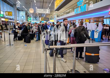Amsterdam, Niederlande. 5.. Juni 2022. 2022-06-05 07:26:14 SCHIPHOL - Reisende sind bereits in der Warteschlange in der Abflughalle in Schiphol früh am Morgen. Reisende dürfen die Abflughallen nur betreten, wenn ihr Flug innerhalb von vier Stunden startet. ANP PHIL NIJHUIS netherlands Out - belgium Out Credit: ANP/Alamy Live News Stockfoto