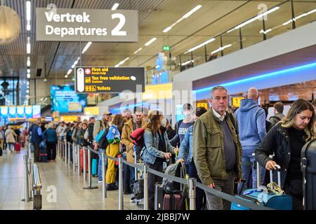 Amsterdam, Niederlande. 5.. Juni 2022. 2022-06-05 07:18:14 SCHIPHOL - Reisende sind bereits in der Warteschlange in der Abflughalle in Schiphol früh am Morgen. Reisende dürfen die Abflughallen nur betreten, wenn ihr Flug innerhalb von vier Stunden startet. ANP PHIL NIJHUIS netherlands Out - belgium Out Credit: ANP/Alamy Live News Stockfoto