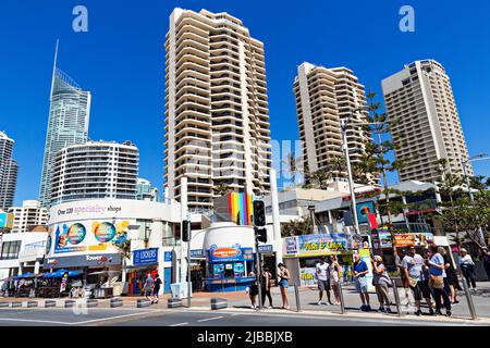 Queensland Australien / Touristen überqueren die Esplanade und gehen zum Strand von Surfers Paradise. Stockfoto