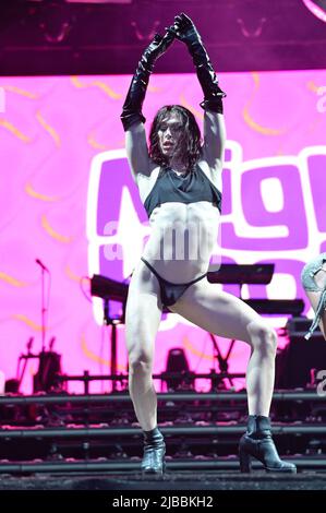 Lassen Sie die Pink & DJ Tete Bang-Preform beim Mighty Hoopla Pop Music Festival London 2022 Day 2 im Brockwell Park, London, Großbritannien, zu sich nehmen. 4.. Juni 2022. Quelle: Siehe Li/Picture Capital/Alamy Live News Stockfoto