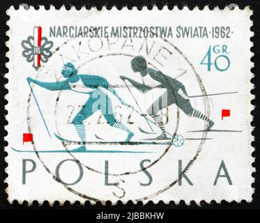 POLEN - UM 1962: Eine in Polen gedruckte Marke zeigt Skifahrerinnen, Weltmeisterschaften in Zakopane, Polen, um 1962 Stockfoto