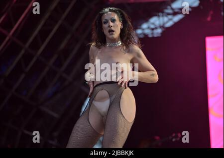 Lassen Sie die Pink & DJ Tete Bang-Preform beim Mighty Hoopla Pop Music Festival London 2022 Day 2 im Brockwell Park, London, Großbritannien, zu sich nehmen. 4.. Juni 2022. Quelle: Siehe Li/Picture Capital/Alamy Live News Stockfoto