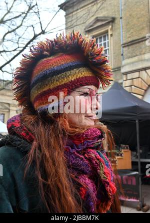 Hippige Frau mit Mohawk-Hut, begraben St. edmunds Stockfoto