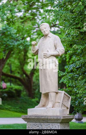 Toulouse, Frankreich. 24.Mai 2022. Statue des französischen Dichters Louis Vestrepain von Antonin Mercié im Garten des Grand Rond Stockfoto