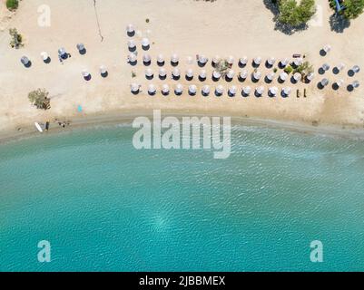 Luftaufnahme von oben auf das türkisfarbene Meer und den Strand von Galissas Stockfoto