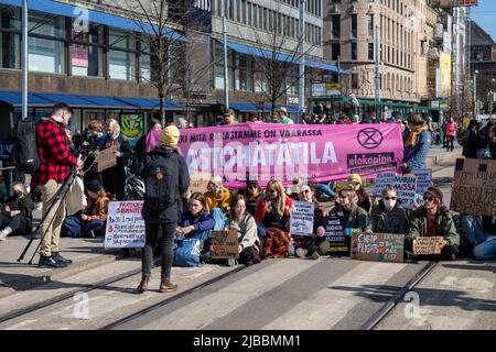 Sebastian Tynkkynen filmt Elokapina-Demonstranten in Mannerheimintie, Helsinki, Finnland Stockfoto