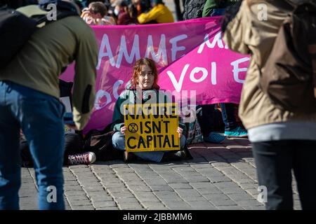 Die Natur ist kein Kapital. Demonstrator mit handgeschriebenem Schild bei Elokapina oder Aussterbungsrebellion Finnlands Klimawandel-Protest in Helsinki, Finnland. Stockfoto