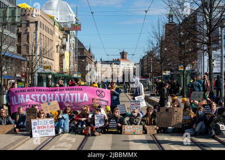 Ylikulutuskapina. Elokapina oder Aussterben Rebellion Finnland Demonstranten blockieren Mannerheimintie-Straßenbahn in Helsinki, Finnland. Stockfoto