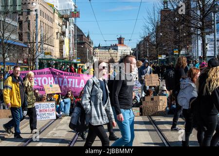 Menschen, die Elokapina passieren oder das Aussterben Rebellion Finnland Straßenblockierungsdemonstration in Helsinki, Finnland. Stockfoto