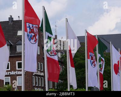 Deutschland, Düsseldorf, Düsseldorf, Rheinpromenade, Mai 21, 2022, 247 Uhr, Japan Day, Festival der Japanese People Flag Serie, NRW Flagge, Gemeinde Stockfoto