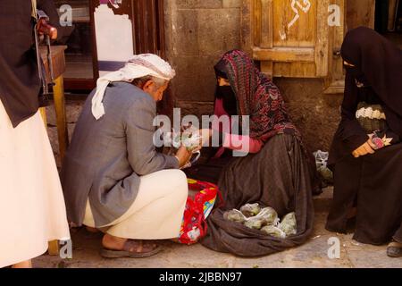 Eine ältere jemenitische Frau, die das berühmte QAT-Werk im Jemen verkauft Stockfoto