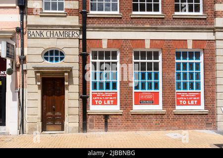 Geschlossene Bank – die ehemalige Filiale von Lloyds liegt leer, da eine andere Bank aufgrund des veränderten Kundenverhaltens die Filialen auf der Hauptstraße verkleinert. Basingstoke, Großbritannien Stockfoto