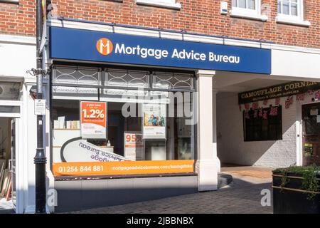 Schaufensterfront und Logo für das Hypothekenberatungsbüro in der Church Street in Basingstoke. VEREINIGTES KÖNIGREICH. Thema - Hypotheken, Immobilienmarkt, Immobilienmarkt Stockfoto