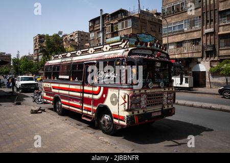 Damaskus, Syrien -Mai, 2022: Farbenfroher alter Bus, der am öffentlichen Busbahnhof in Damaskus wartet