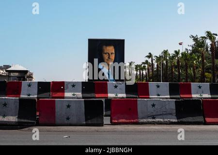 Damaskus, Syrien -Mai, 2022: Portraitbild von Baschar al-Assad, Präsident von Syrien am Checkpoint in Damaskus Stockfoto