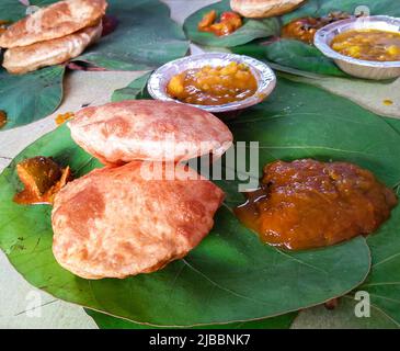 Traditionelle indische Küche, Puri bhaji wird auf grünen Blättern serviert. Uttarakhand Indien. Stockfoto