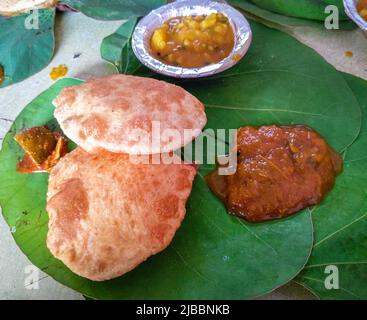 Traditionelle indische Küche, Puri bhaji wird auf grünen Blättern serviert. Uttarakhand Indien. Stockfoto