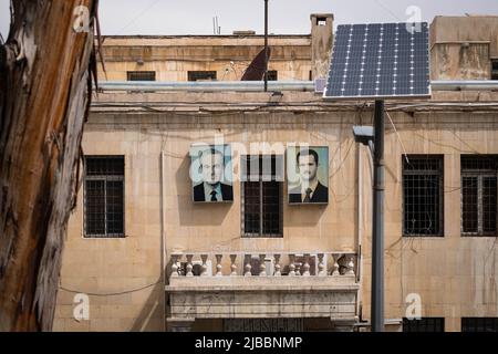 Damaskus, Syrien - Mai 2022: Portraitbild von Baschar und Hafiz al-Assad, dem ehemaligen und tatsächlichen Präsidenten Syriens Stockfoto