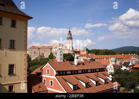 CESKY KRUMLOV, TSCHECHISCHE REPUBLIK - 10. SEPTEMBER 2021: Blick auf die Stadt mit dem Schloss Stockfoto