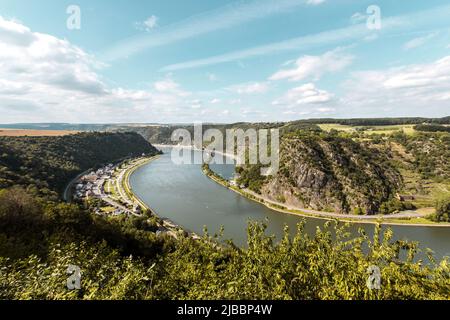 Panoramablick auf das UNESCO-Weltkulturerbe Oberes Mittelrheintal mit Lorelei (Germ. Loreley), Schloss Katz und die Stadt St. Goarshausen Stockfoto