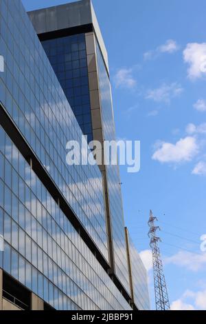 Genova, Italien-29. Januar 2022: Wunderschöne moderne Hochhäuser am Himmel. 3D Illustration zum Thema Geschäftserfolg und Technologie. Stockfoto