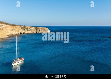 Tsigrado Strand zum Schwimmen und Entspannen in Milos, Griechenland. Stockfoto