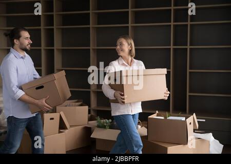 Paar zieht in ein neues Haus bringt Habseligkeiten in Kisten verpackt Stockfoto