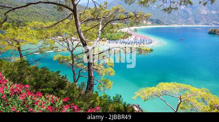 Ein Blick auf die berühmte Blaue Lagune in Oludeniz, Turkiye. Stockfoto