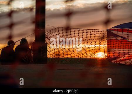 Union Flag und Plastiktrollzäune bei Sonnenuntergang Stockfoto