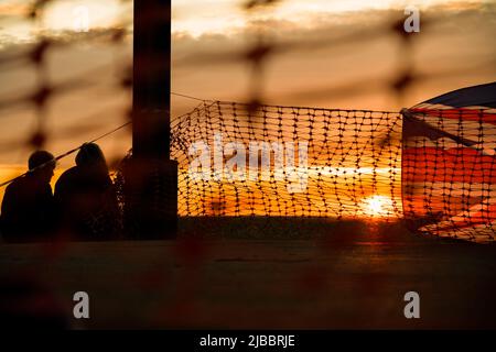 Union Flag und Plastiktrollzäune bei Sonnenuntergang Stockfoto