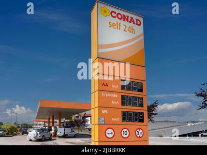 Borgo San Dalmazzo, Cuneo, Italien - 03. Juni 2022: Conad-Logo mit Kraftstoffpreisanzeige, Tankstelle im Handelszentrum von Conad mit niedrigeren Preisen. E Stockfoto
