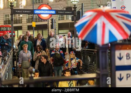 Nach den Feierlichkeiten zum Platinum Jubilee der Queen ist die U-Bahn-Station Piccadilly Circus sehr voll Stockfoto