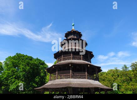 Chinesischer Turm im Englischen Garten aus München Deutschland . Pagode im chinesischen Stil mit fünf Etagen. Rikschastand am Chinesischen Turm Stockfoto