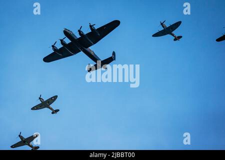 Spitfire-Flieger in Formation über London zum Platinum Jubilee. Stockfoto