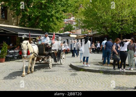 Prizren, Kosovo - 6. Mai 2022: Von einem Pferd gezogener Wagen in Prizren im Kosovo Stockfoto