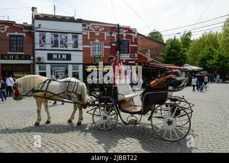 Prizren, Kosovo - 6. Mai 2022: Von einem Pferd gezogener Wagen in Prizren im Kosovo Stockfoto