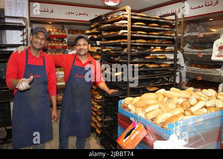 Männer in Paradise Bakery, Amman, Jordanien Stockfoto