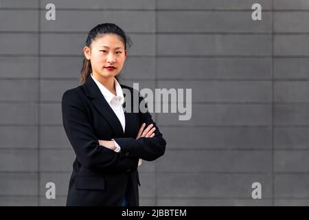 Selbstbewusste Unternehmerin Frau mit gefalteten Armen Stockfoto
