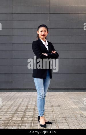 Lächelnde Unternehmerin Frau mit gefalteten Armen Stockfoto