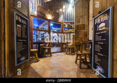 Cartagena, Kolumbien - 11 2022. Mai: Eingang des Café- und Buchladens Abaco, der sich in der spanischen Kolonialstadt cartagena de Indias befindet Stockfoto