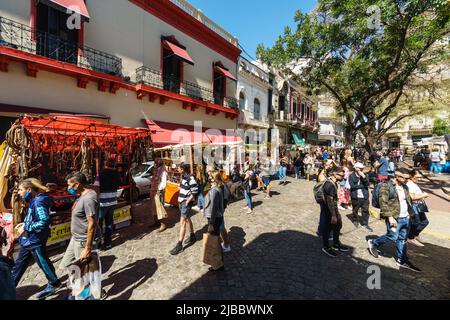 Buenos Aires, Argentinien - März 20 2022: Menschen stoll um den Flohmarkt San Telmo Feria in Buenos Aires, der argentinischen Hauptstadt. Stockfoto