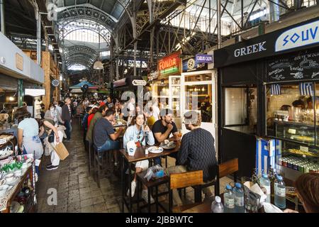 Buenos Aires, Argentinien - 20 2022. März: Die Menschen essen in einem griechischen Restaurant in der berühmten historischen Markthalle von San Telmo in Buenos Aires, Argentinien Stockfoto