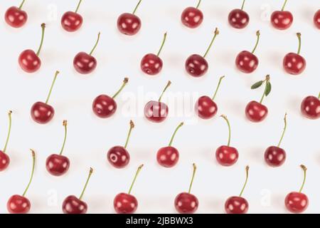 Muster mit reifen Sauerkirschen. Bio-Kirschen für eine gesunde Ernährung. Flach liegend. Draufsicht. Stockfoto