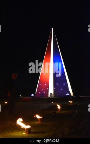 Die Lichtpyramide im Campbell Park, Milton Keynes, wurde für das Platin-Jubiläum der Königin beleuchtet. Stockfoto
