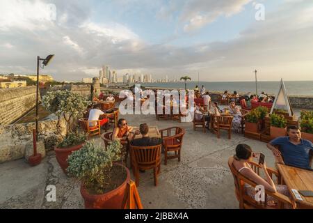 Cartagena, Kolumbien - 11 2022. Mai: Touristen und Einheimische genießen einen Drink im berühmten Café del Mar an der Festung Cartagena de Indias Colo Stockfoto