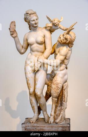 Parische Marmorskulptur der griechischen Göttin Aphrodite mit Pan und Eros. Aphrodite versucht, die Fortschritte von Pan mit Hilfe von Eros abzuschrecken. Fotolia Stockfoto