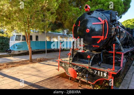 Alte Züge in Kalamata Municipal Railway Park, der alte Bahnhof ist jetzt ein Café, Kalamata, Messinia, Peloponnes, Griechenland Stockfoto