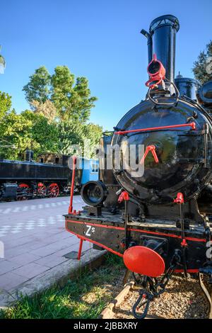 Alte Dampfzüge in Kalamata Municipal Railway Park, der alte Bahnhof ist jetzt ein Café, Kalamata, Messinia, Peloponnes, Griechenland Stockfoto