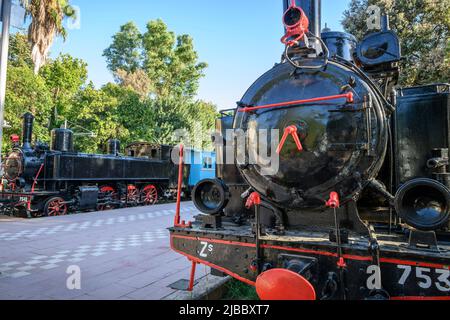 Alte Dampfzüge in Kalamata Municipal Railway Park, der alte Bahnhof ist jetzt ein Café, Kalamata, Messinia, Peloponnes, Griechenland Stockfoto